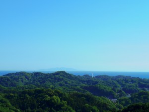 遠くには伊豆大島を眺めることができます