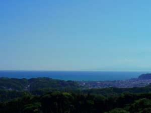 鎌倉の山並みと相模湾、伊豆半島の様子です